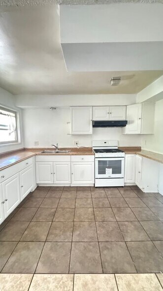 Building Photo - 1260 Burwood St