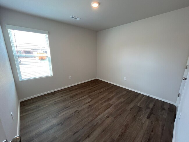 Building Photo - Beautiful 3 Bed, 2 Bath Home in Somerset – Pre-Leasing Now!