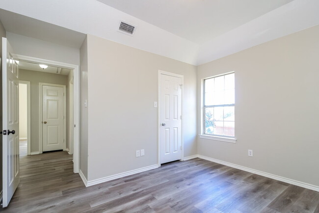 Building Photo - 5221 Tartan Cir