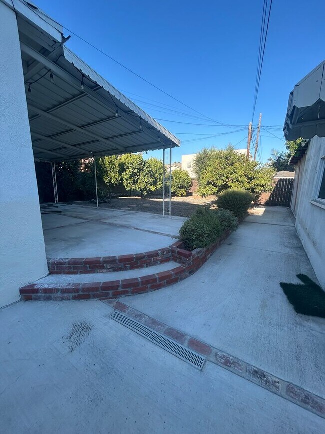 Building Photo - Beautiful Spacious 2Bd/2Bth with Bonus Family Room