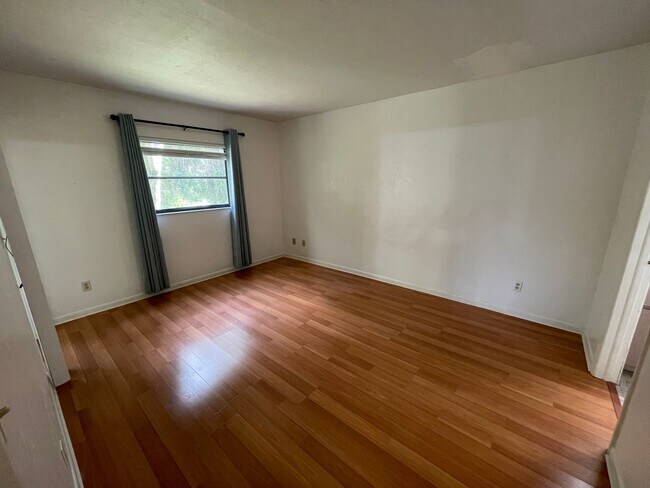 Building Photo - ANNUAL RENTAL - 2 BED / 2 BATH IN PINE HAVEN!