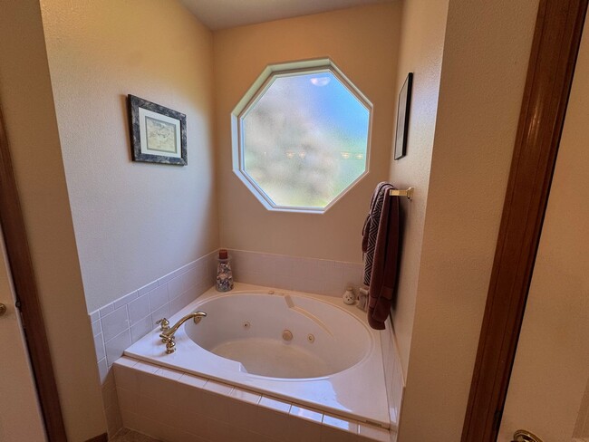 Building Photo - 3 Bed, 2 Bath PLUS Bonus Room SHORT TERM R...
