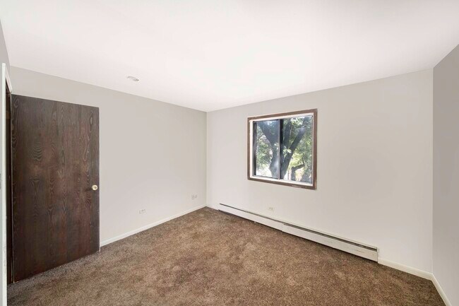 Building Photo - 1531 E Winslowe Dr