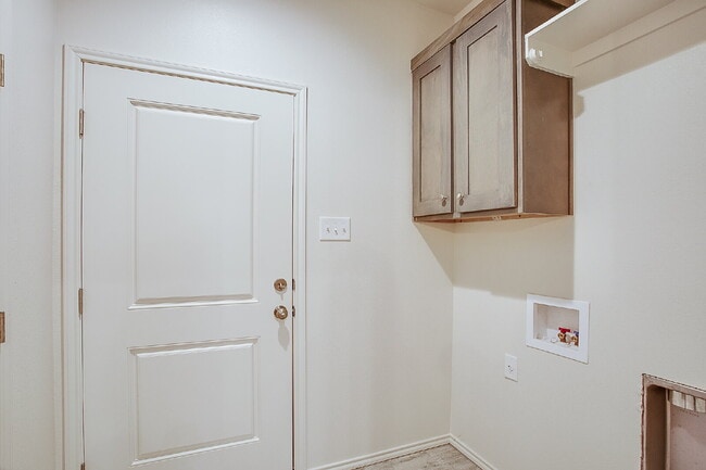 Building Photo - Luxury 3/2/2 Duplex in South Lubbock!