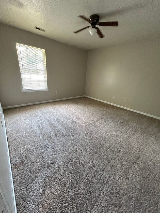 Building Photo - 5559-5561 Pinehurst Ln