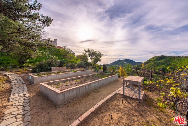 Building Photo - 501 Sadie Rd