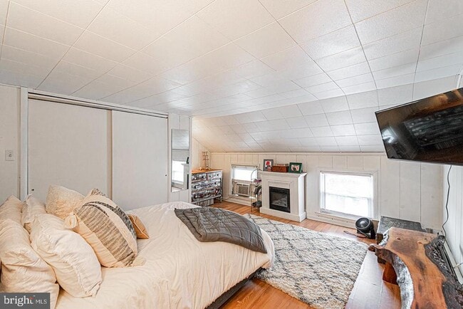 Building Photo - 330 W 3rd Ave