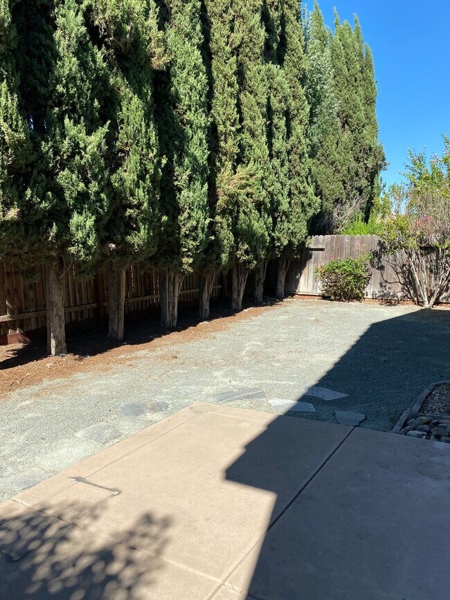 Building Photo - Beautiful Two-Story Home in highly desirable Brentwood location!