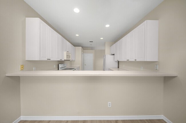 Building Photo - 2056 Crestview Way