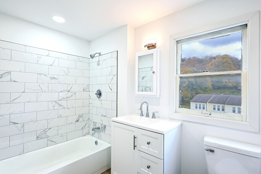 Building Photo - 329 Bedford St