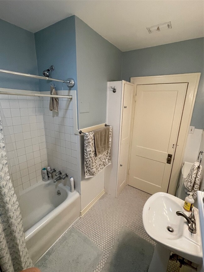 Building Photo - 1604 Castle Ct