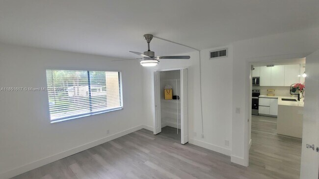 Building Photo - 428 Lakeview Dr