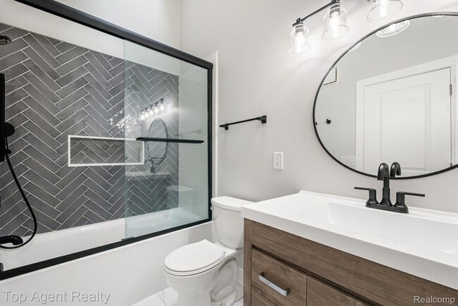 Building Photo - 38887 Country Cir