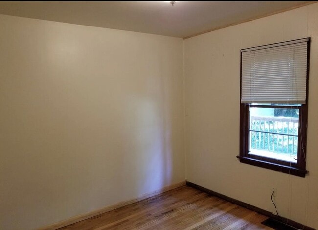 Building Photo - 4BR 2BA - Walk to campus!  Available Augus...