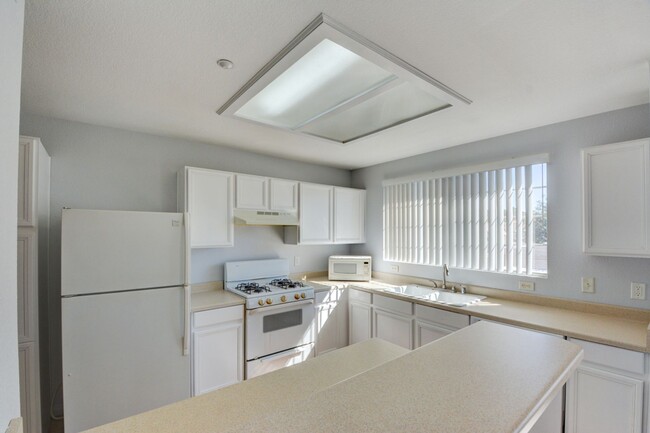 Building Photo - Beautiful / Spacious / Two Bedroom Condo /...