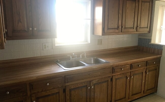 Building Photo - ** NEW CARPET **  NEWLY REMODELED BATHROOM **