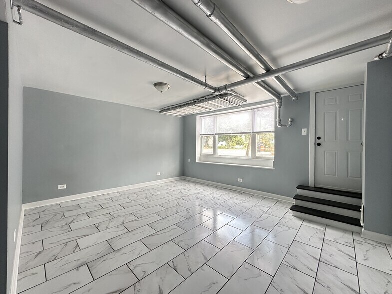 Building Photo - 5664 N Ridge Ave