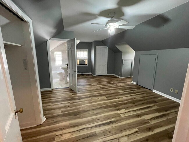 Building Photo - 3652 Poplar Ave