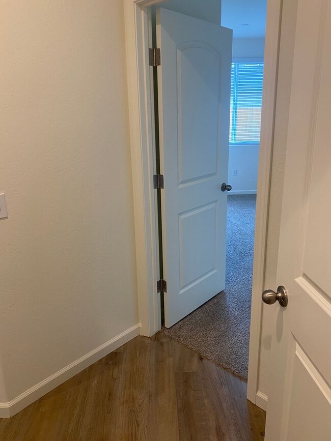 Building Photo - Newer 3 Bedroom 2 Bathroom Home in Tulare!