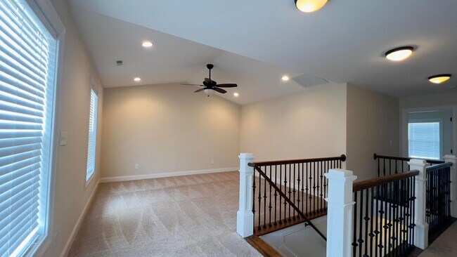 Building Photo - 4 bedroom 2.5 bathroom townhome located in Beaumont Park Townhome