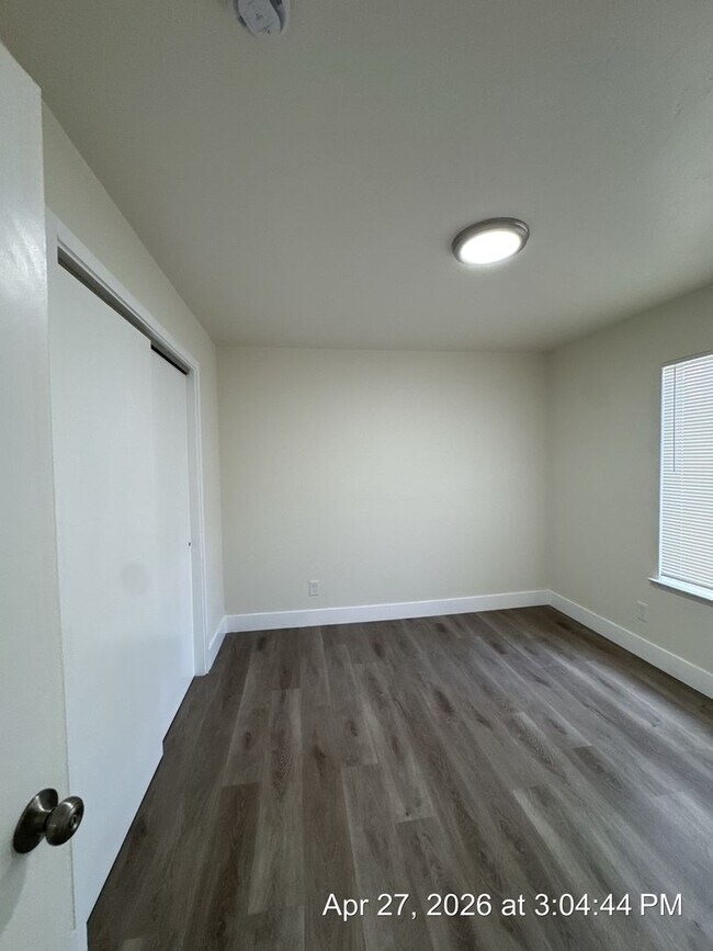 Building Photo - 2 Bedroom 1 Bath unit rent ready!