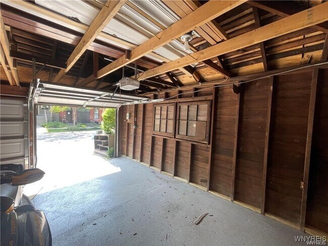 Building Photo - 180 Richmond Ave