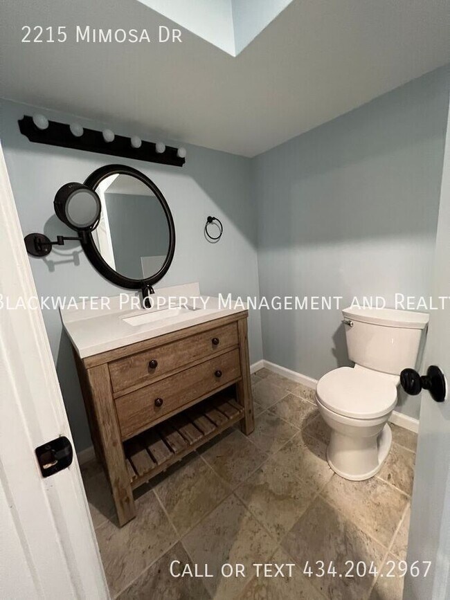 Building Photo - 2215 Mimosa Dr