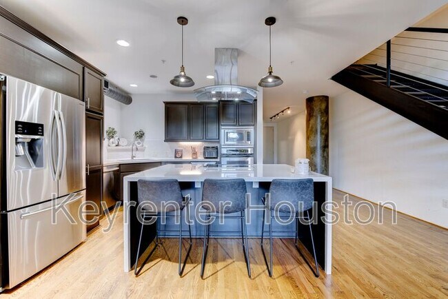 Building Photo - 1005 S Shepherd Dr