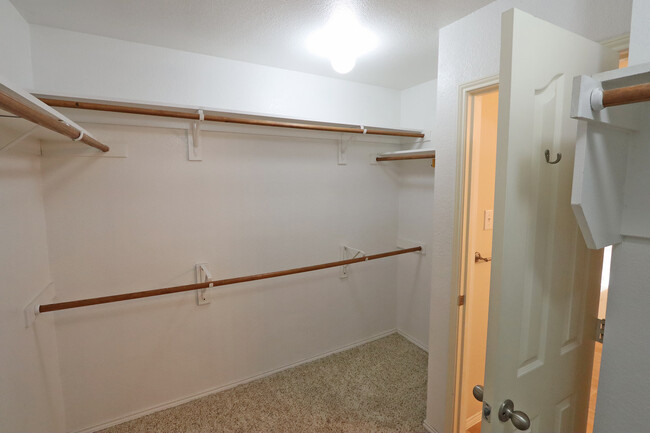 Building Photo - 1000 Warbler Ln