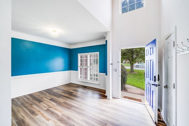 Building Photo - Enjoy Riverfront Living! Spacious 4-Bedroo...