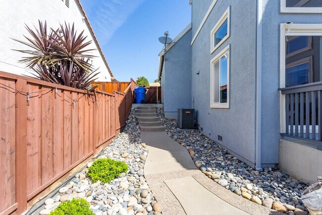 Building Photo - Gorgeous 4 Bedroom with SOLAR in Shadow Lakes!