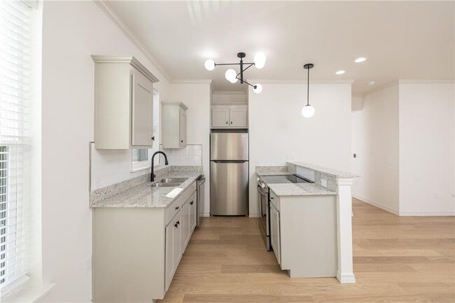 Building Photo - 1137 N Leverett Ave