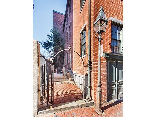 Building Photo - 65 Anderson St