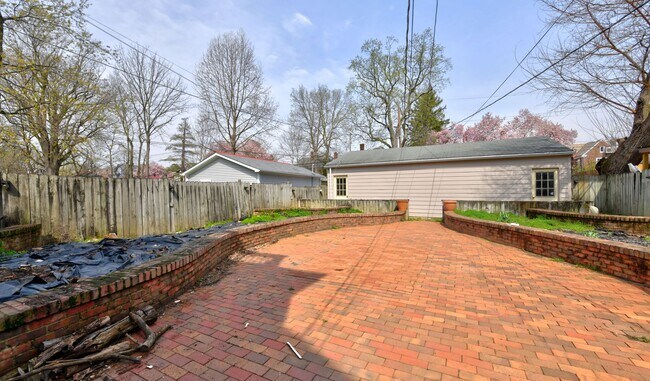 Building Photo - Charming 2-Bedroom Duplex in Franklin Park