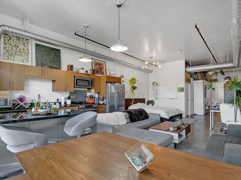 Building Photo - 510 S Hewitt St