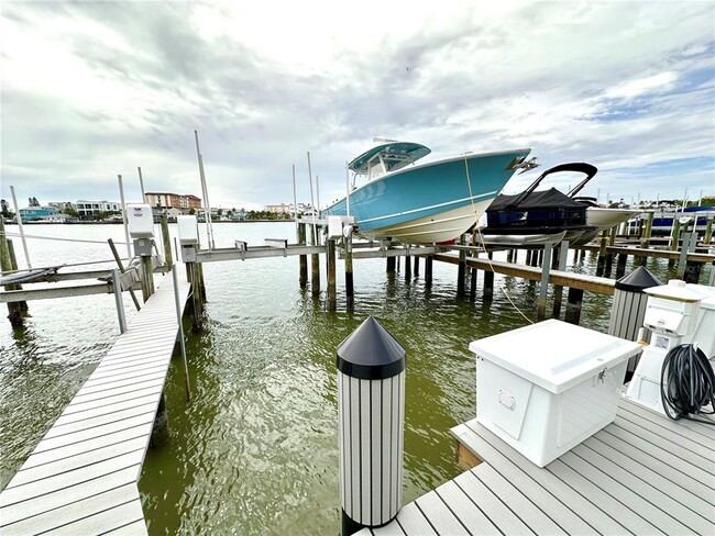 Building Photo - 690 Island Way