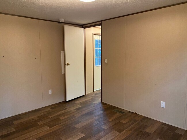 Building Photo - 2 Bedrooms, 2 Bathrooms - Home in Cedar Bluff!