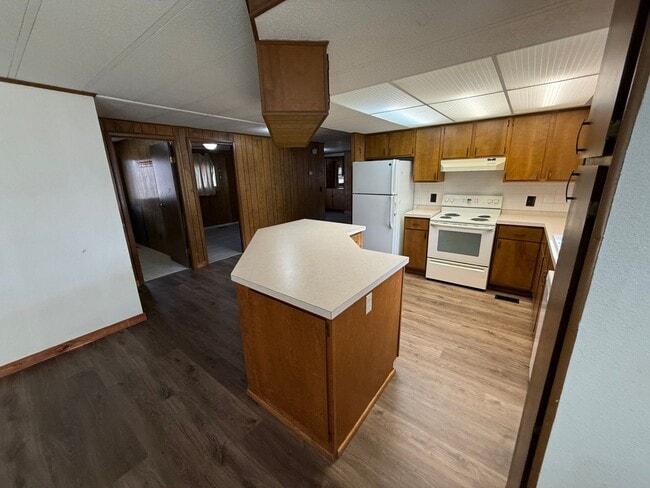 Building Photo - 4 Bed 2 Bath Home with 2 Car Garage, Large Private Fenced Yard. Lander, WY