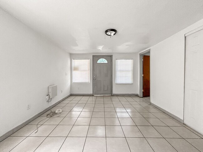 Building Photo - Spacious Tampa Home for Rent | Great Location & Large Yard! 3bed |2bath