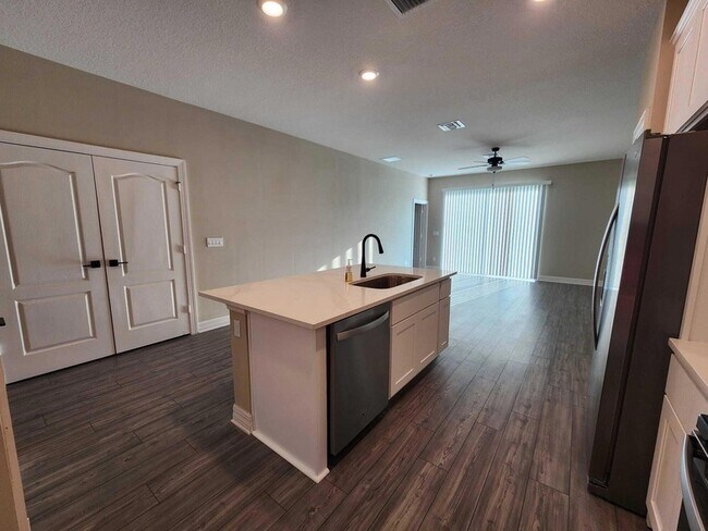 Building Photo - 1817 Party Pl