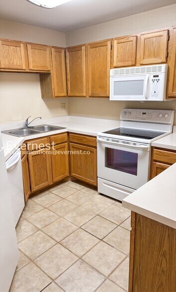 Building Photo - 6655 N Canyon Crest Dr