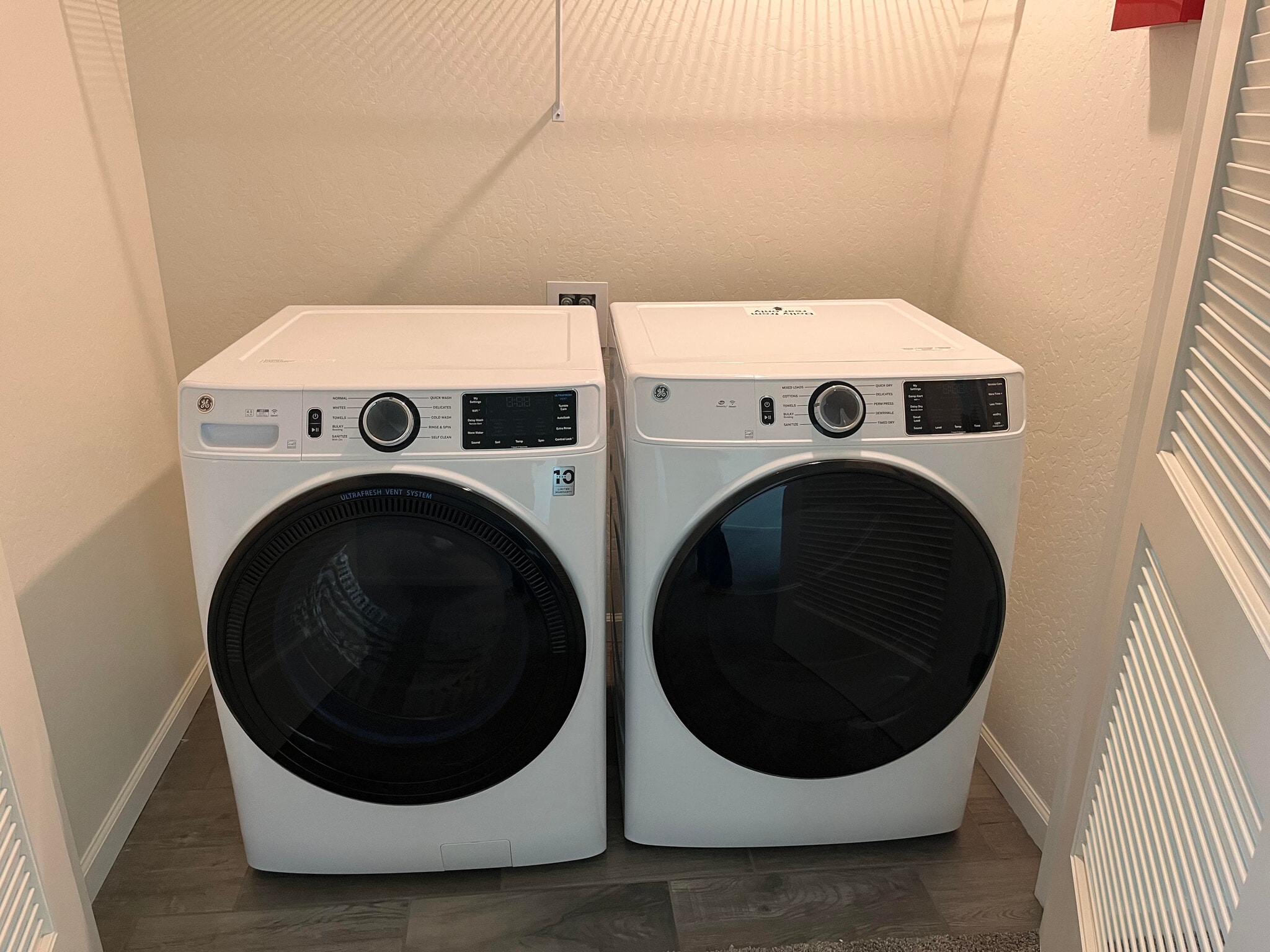 Luandry units - 2046 N Hammel Ln