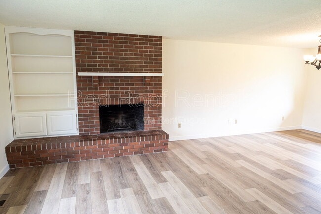 Building Photo - 1418 Tule Lake Dr S