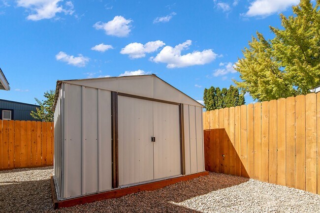 Building Photo - Lovely 3 Bedroom 2 Bath, 1350 Square Foot ...