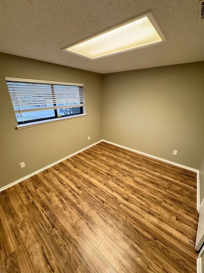 Building Photo - Golden Meadows Home!