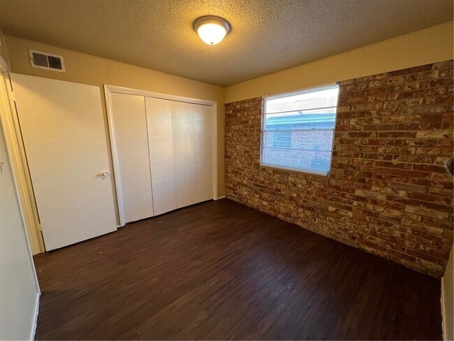 Building Photo - 400 N Campbell Dr