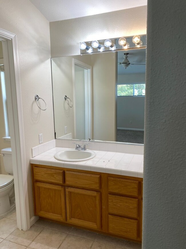 Building Photo - 4 Bed 2.5 Bath Family Home
