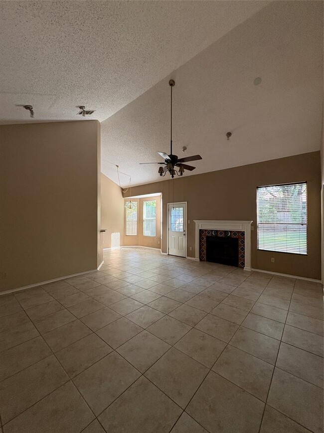 Building Photo - 2216 Quiet Wood Dr