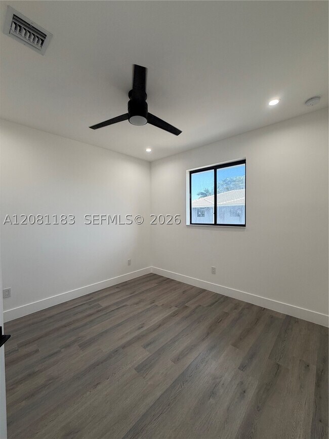 Building Photo - 4655 SW 32nd Ave
