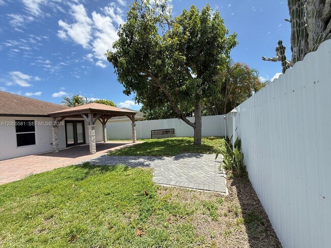 Building Photo - 123 1st St